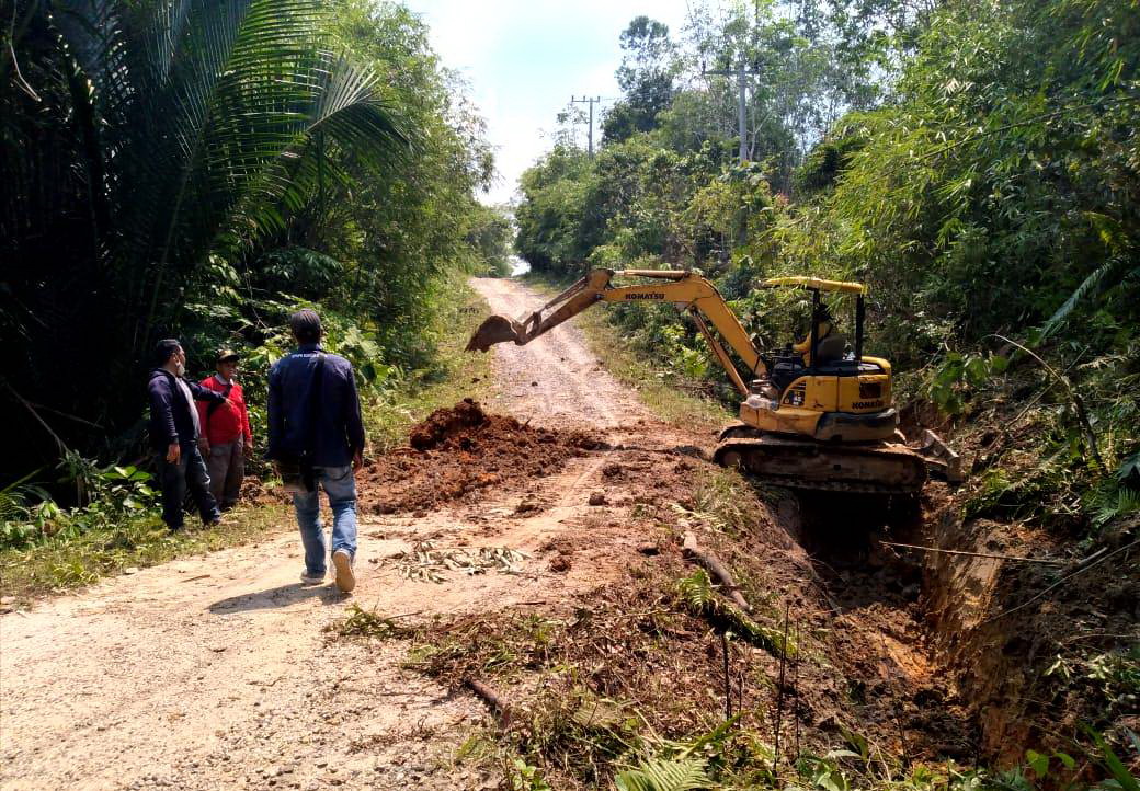 GERAK CEPAT: Dinas PUPR Kabupaten Barito Utara melakukan perbaikan infrastruktur jalan di Desa Pelari Kecamatan Gunung Timang, Kamis (12/11). (DINAS PUPR BATARA UNTUK KALTENG POS)