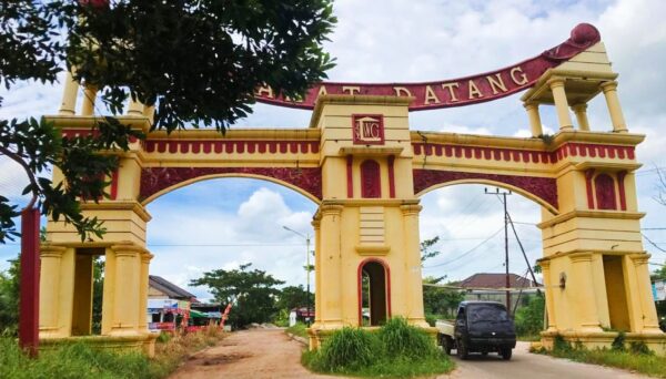 Gapura Nyaris Ambruk