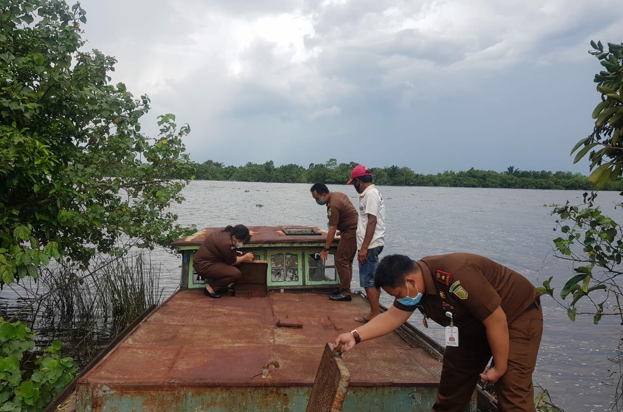 Cabjari Palingkau Cek Barang Bukti Kapal Kayu