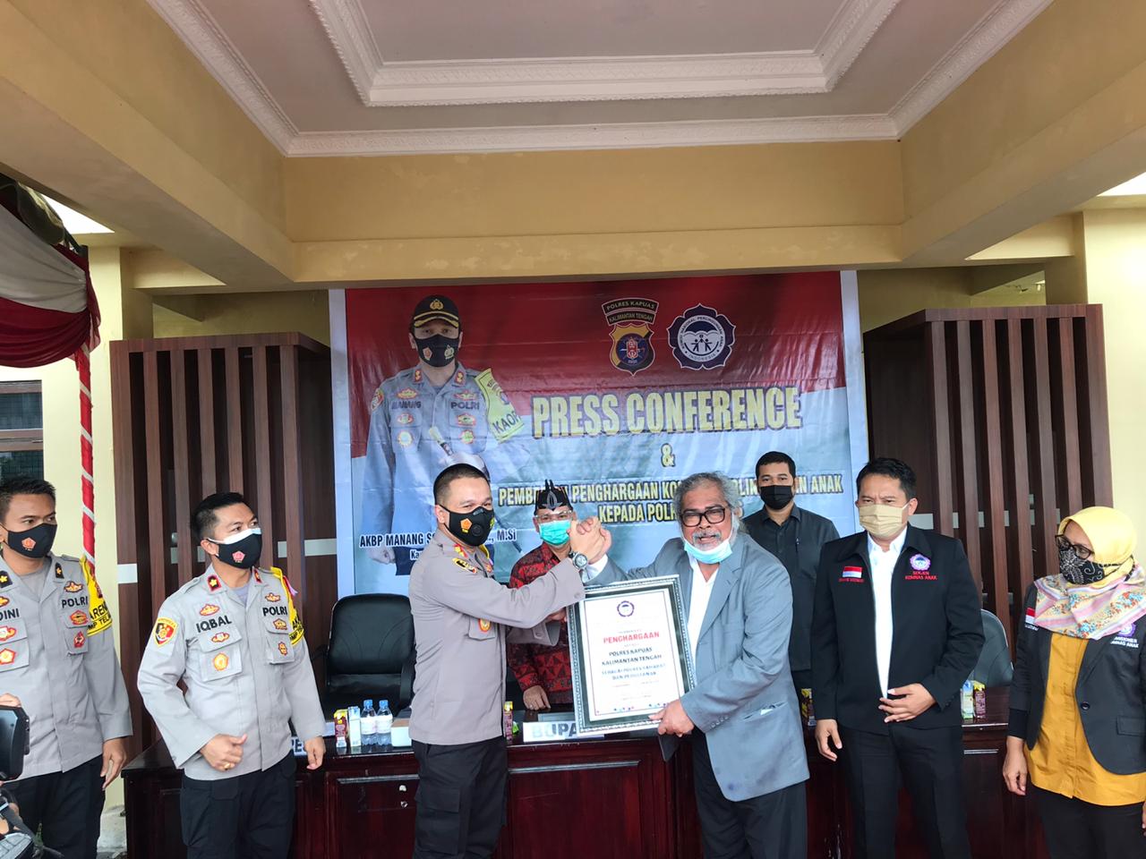 Polres Kapuas Terima Penghargaan