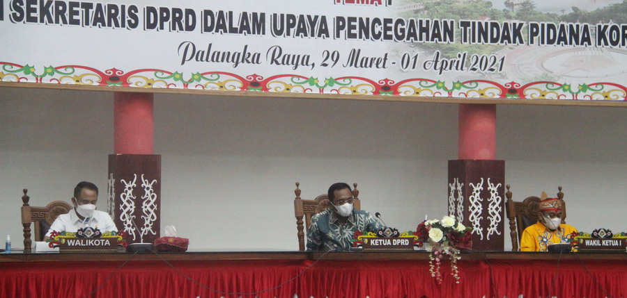 Ketua DPRD Kota Palangka Raya Sigit Karyawan Yunianto (tengah)