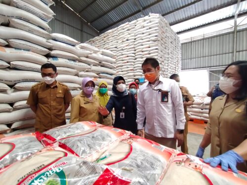 CEK STOK: Tim Satgas Pangan meninjau ketersediaan bapok di gudang bulog.FOTO: EMAN
