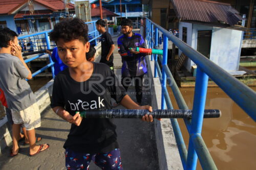 NUNGGU BUKA PUASA : Sembari menunggu waktu berbuka sekumpulan anak-anak bermain meriam yang diisi dengan Spritus di Pelabuhan Rambang.FOTO:DENAR/KALTENG.CO