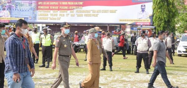 HADIRI: Sekretaris Daerah (Sekda) Kota Hera Nugarahyu saat menghadiri dan menyaksikan launching GeNose C19 di lapangan mako ditsamapta, Senin (19/4).FOTO:PROKOM
