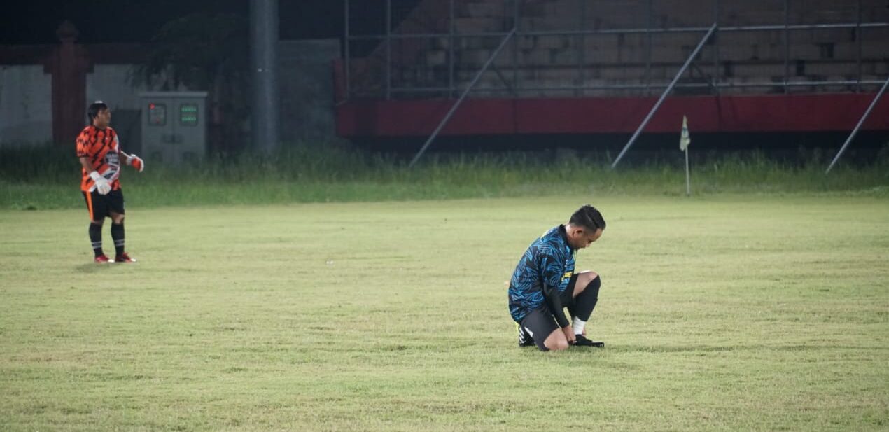 SEPAK BOLA: Wali Kota Palangka Raya Fairid Naparin saat mengikuri laga sepak bola, Sabtu (17/4/2021) lalu.FOTO:DISKOMINFO