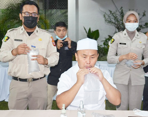 Gubernur Kalteng H Sugianto Sabran saat mencoba GeNose