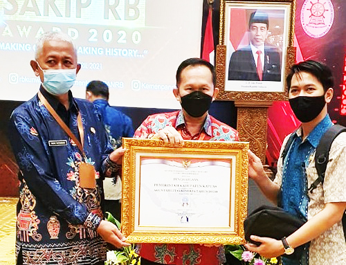 Sekda Kapuas Drs Septedy menerima hasil