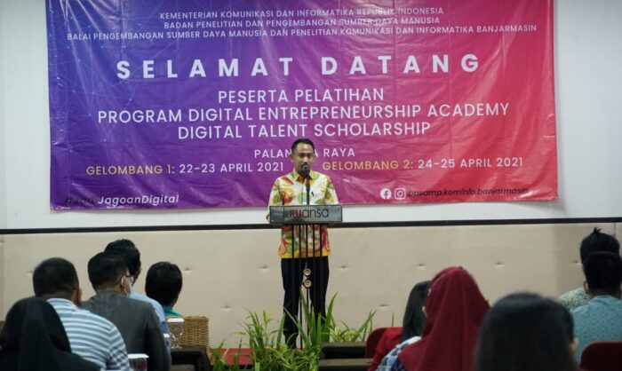 MENYAMPAIKAN : Wali Kota Palangka Raya Fairid Naparin (tengah) saat menyampaikan sambutan sekaligus membuka kegiatan DEA di salah satu hotel, Kamis (22/4/2021).FOTO:KOMINFO