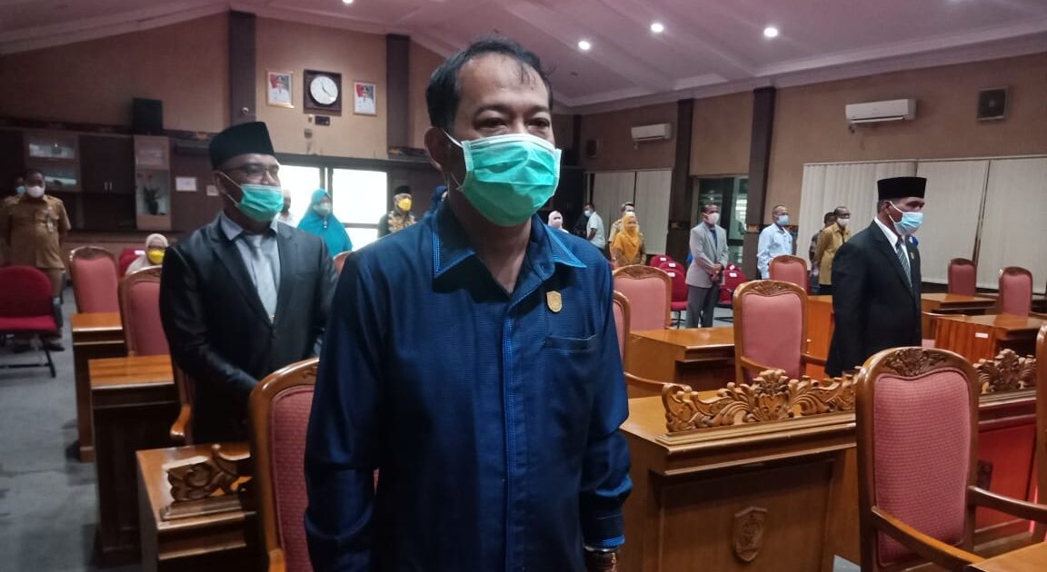 RAPAT: Ketua Bapemperda DPRD Kabupaten Kotim Handoyo J Wibowo saat menghadiri rapat paripurna, belum lama ini.FOTO:BAHRI