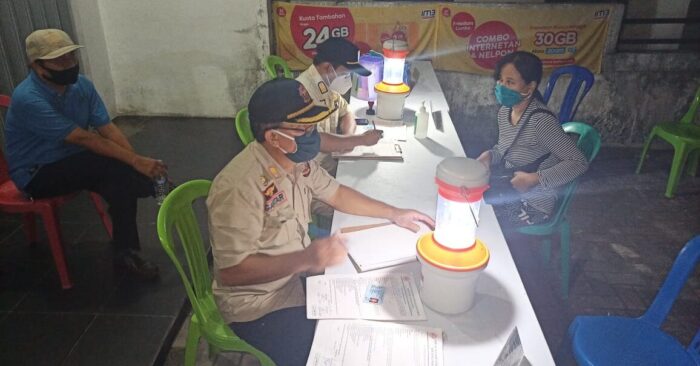 MELANGGAR: Salah seorang warga (kanan) saat dimintai keterangan oleh anggota Satuan Tugas Covid -19 akibat kedapatan melintas di Jalan Temanggung Tilung tidak menggunakan masker pada Sabtu Malam (24/4/2021).SATGAS COVID – 19 KOTA