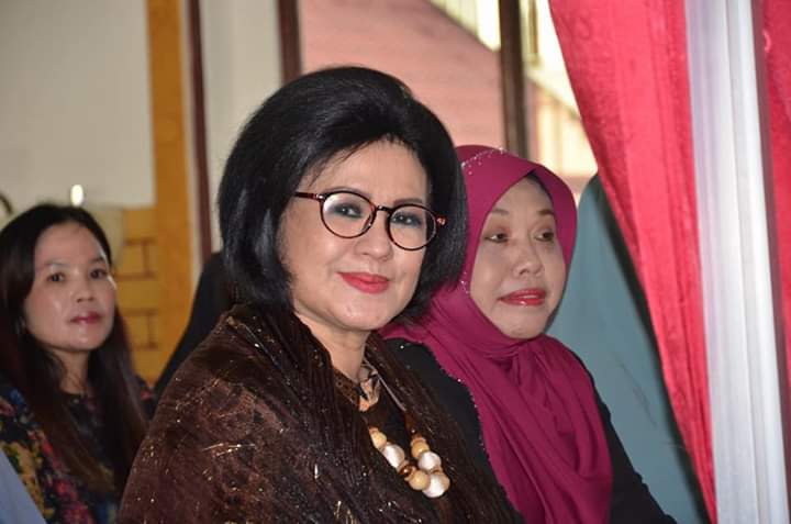 BUNTOK, Kalteng.co – Penggunaan anggaran di Kabupaten Barito Selatan diharapkan berjalan efektif dan efesien. Ini sesuai rencana dan prioritas program yang telah disusun pada 2021. Hal itu ditegaskan Wakil Bupati Barito Selatan Satya Titiek Atyani Djoedir. Dikatakannya, organisasi Perangkat Daerah (OPD) di minta menjalankan tahapan program secara sistematis, guna menghindari penumpukan anggaran akhir tahun, yang berbuntut pada sulitnya pelaporan keuangan daerah hingga penyerapan ekonomi yang tidak optimal. “Lonjakan realisasi penyerapan anggaran akhir tahun itu sangat tidak sehat. Baik ditinjau dari segi perekonomian, administrasi maupun manajerial keuangan negara,” katanya, Senin (26/4/2021). Orang nomor dua dijajaran Pemkab Barsel itu menerangkan, penyerapan anggaran yang rendah di awal tahun dan kemudian menumpuk di akhir tahun seolah menjadi tren dalam penyerapan anggaran daerah beberapa waktu terakhir. “Padahal itu semua mengacu ketentuan dari Gubernur Kalimantan Tengah, yang menginginkan kabupaten/kota menerapkan sistem evaluasi penyerapan anggaran per-triwulan, masing-masing 20 persen, 50 persen, 85 persen, kemudian seratus persen,”terangnya. Wabup meminta, OPD berkonsentrasi terhadap program yang ada, dan menjalankan koordinasi, monitoring dan evaluasi dalam pelaksanaannya supaya setiap kendala lapangan mampu teratasi. “Mengingat manfaat anggaran adalah untuk pembangunan dan masyarakat. Hendaknya seluruh komponen terkait berperan aktif dan bekerja sesuai tahapan program, agar penyerapan dan pelaporan tepat waktu dan sesuai penjadwalan,” pintanya. Satya menambahkan, pemerintah daerah mengakui mengalami keterlambatan dalam penyerapan anggaran tahun-tahun sebelumnya. Namun demikian, kata dia, hasil tersebut bakal dijadikan masukan tersendiri bagi pihaknya, sebagai evaluasi kinerja di tahun 2021 dan tahun selanjutnya agar dilakukan pembenahan ke arah lebih baik. (ner)