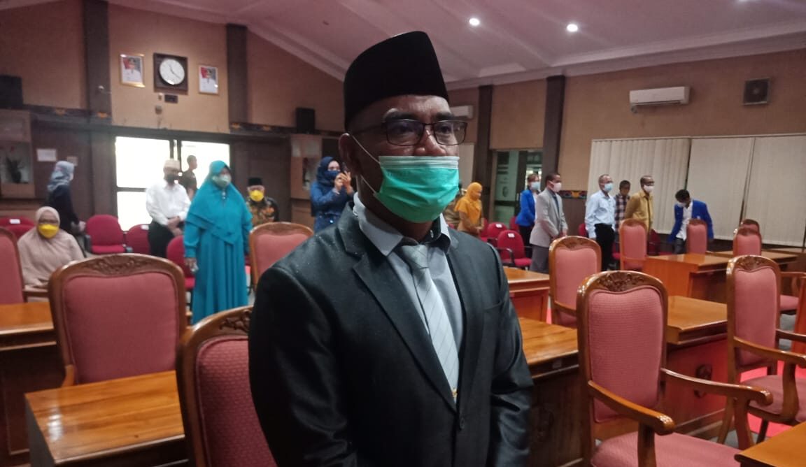 RAPAT: Anggota Komisi IV DPRD Kabupaten Kotim Bima Santoso saat mengikuti rapat paripurna, belum lama ini.FOTO:BAHRI