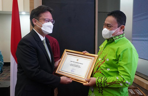 Bupati Pulang Pisau Edy Pratowo menerima sertifikat eliminasi malaria