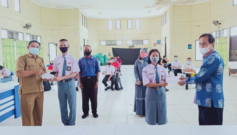 PENYERAHAN BEASISWA : Kepala SMAN 5 Palangka Raya M Ramli (kanan) menyerahkan beasiswa kepada siswa, disaksikan oleh para orang tua, Rabu (28/4/2021).FOTO HENY