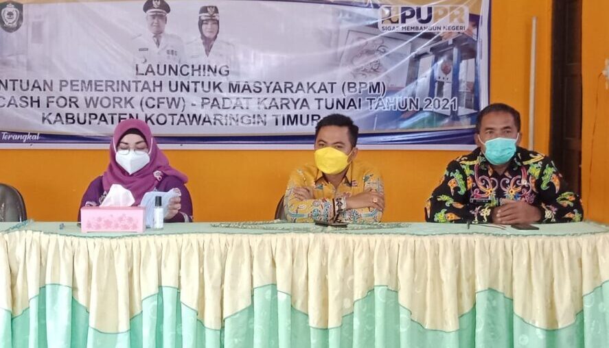 HADIRI: Anggota Komisi III DPRD Kabupaten Kotim Riskon Fabiansyah (tengah) saat menghadiri launching bantun pemerintah untuk masyarakat Cash For Work (CFW) di Kelurahan Ketapang, Kamis (29/4/2021).