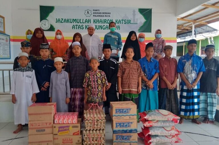 KEBERSAMAAN: Kepala Dinas Pendidikan Kota Palangka Raya H Akhmad Fauliansyah (baju hijau) bersama dengan anak-anak Panti Asuhan Berkah usai menyerahkan bantuan, Kamis (29/4/2021).FOTO:DINAS PENDIDIKAN