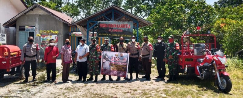 SIAGA KARHUTLA : Tim Gabungan Babinsa dan Bhabinkamtibmas Kelurahan Tanjung Pinang melaksanakan sosialisasi Karhutla, Jumat (23/4/2021). KODIM 1016/PLK UNTUK KALTENG.CO