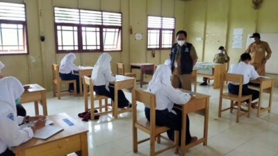 UJIAN SEKOLAH: Kadisdik Kapuas Dr H Suwarno Muriyat SAg MPd didampingi Plt Korwil Bidang Pendidikan Kecamatan Kapuas Kuala Ibramsyah SPd MA saat meninjau Ujian SMP Berbasis Kabupaten di SMPN 1 Kapuas Kuala, belum lama ini. HUMAS FOR KALTENG.CO