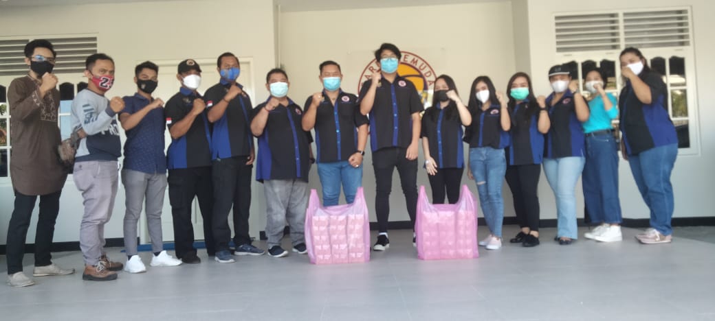 KOMPAK : Pengurus Garda Pemuda NasDem melakukan aksi sosial, berbagi paket takjil gratis kepada masyarakat, Jumat (23/4/2021). IST UNTUK KALTENG.CO