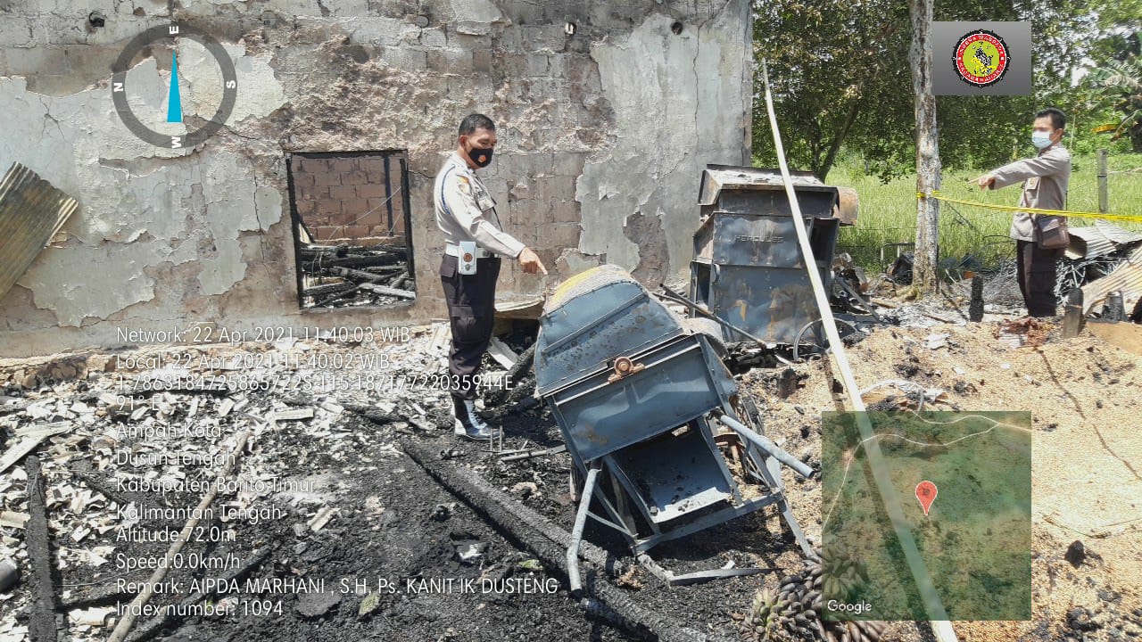 OLAH TKP : Personel Polsek Dusun Tengah melakukan olah TKP kebakaran untuk proses penyelidikan