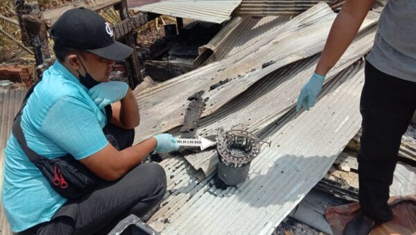 TERBAKAR: Tim inafis Polresta Palangka Raya saat memeriksa kompor di lokasi rumah yang terbakar, Senin (26/4/2021) pagi. FOTO: POLRESTA UNTUK KALTENG.CO