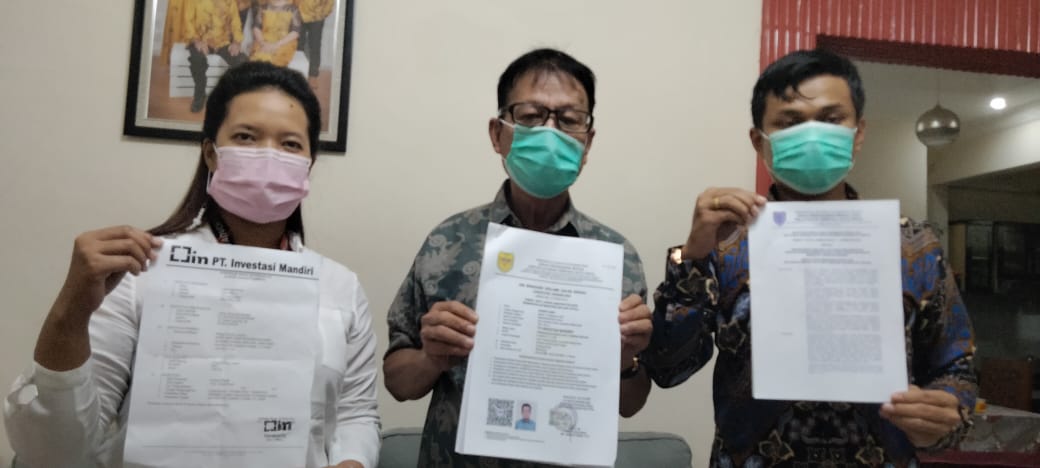 MENUNJUKAN BUKTI : Dirut PT. IM Bahing Djimat (Tengah), didampingi kuasa hukum Apriel H Napitupulu SH (Kanan) dan Lailatul Jannah Rivani SH (Kiri), saat menunjukan surat resmi yang mebuktikan Bahing Djimat merupakan Dirut PT. IM. YUDA / KALTENG.CO