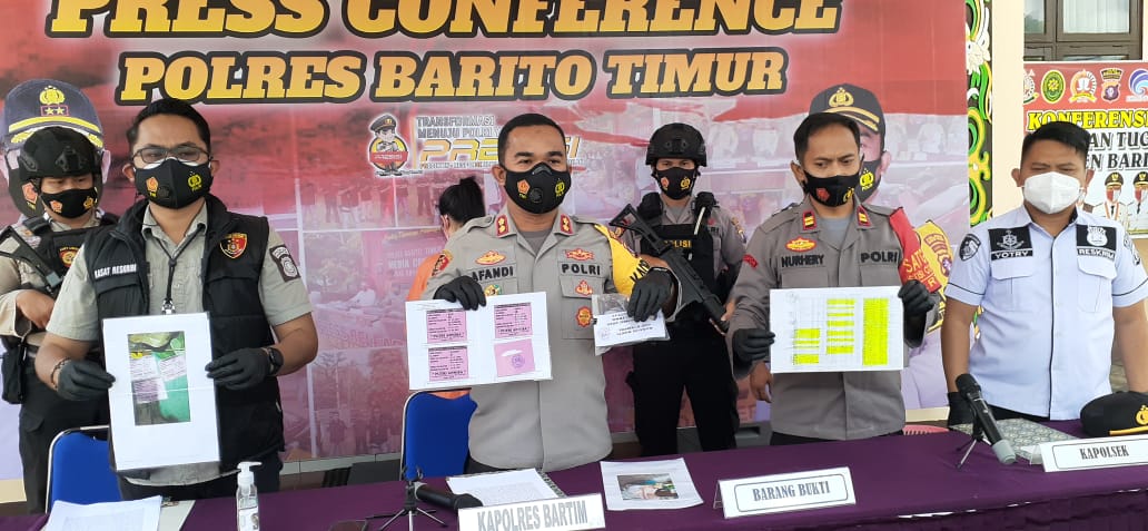 EKSPOSE : Kapolres Bartim AKBP Afandi Eka Putra dan jajaran saat press release kasus arisan fiktif, Jumat (30/4).FOTO:LOGMAN