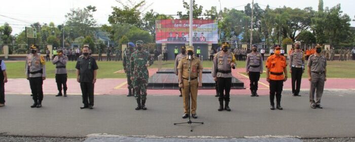DEKLARASI: Sekda Kapuas Septedy memimpin Apel Deklarasi Peniadaan Mudik Hari Raya Idulfitri 1442H/2021M di Lapangan Upacara Polres Kapuas, Senin (26/4/2021/).FOTO HUMAS