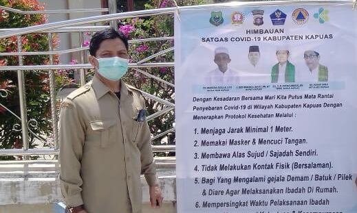 IMBAUAN: Satgas Covid-19 Kecamatan Kapuas Timur membagikan spanduk imbauan ke beberapa masjid yang ada di wilayah Kecamatan Kapuas Timur, belum lama ini.HUMAS