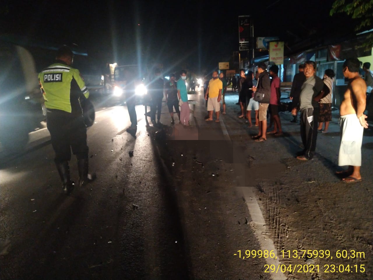 Anggota Satlantas Polresta Palangka Raya saat berada di lokasi tabrakan maut, Kamis (29/4/2021) malam. FOTO: SATLANTAS POLRESTA