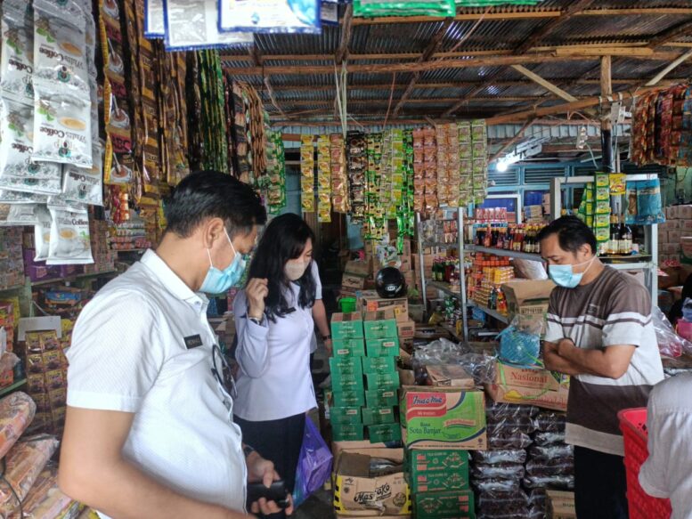 BERIKAN PENJELASAN: Petugas gabungan saat melakukan razia mamin kedaluwarsa. Dalam kegiatan tersebut, petugas juga menyampaikan edukasi kepada pedagang.FOTO:ART