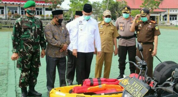 Bupati Sukamara Windu Subagio, bersama Wabup Sukamara Ahmadi, Ketua DPRD Sukamara Deni Khaidir dan unsur forkopimda saat meninjau sejumlah sarana prasarana dalam rangka kesiapan menghadapi di bencana di daerah. FOTO: