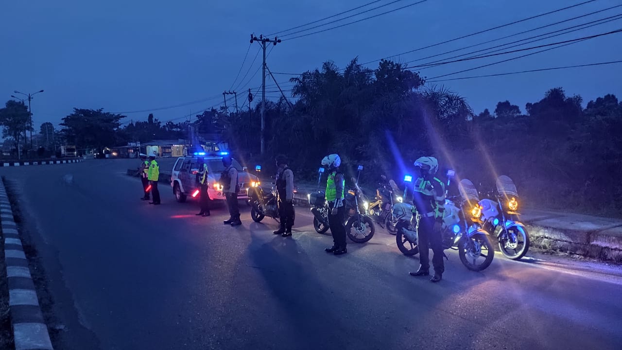 BLUE LIGHT PATROL: Sat Lantas Polres Kotim Jajaran Polda Kalteng rutin melaksanakan kegiatan Blue Light Patrol Malam dan Subuh dalam rangka pencegahan kejahatan jalanan dan balapan liar di wilayah Kabupaten Kotim.FOTO:HUMAS POLDA