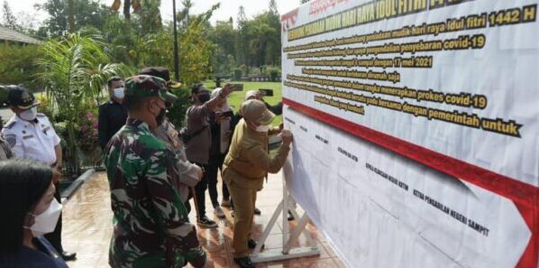 PENANDATANGANAN: Bupati Kabupaten Kotim H Halikinnor menandatangani deklarasi larangan mudik, Senin, (26/4/2021). FOTO:BAHRI