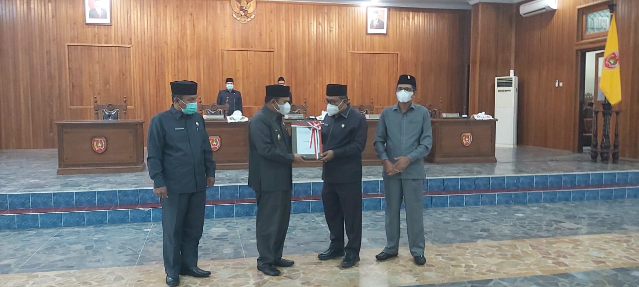 SERAHKAN RAPERDA : Wabup Kobar Achmadi Riansyah ketika menyerahkan Raperda kepada Ketua DPRD Ruzdi Gozali didampingi Wakil Ketua I Mulyadin dan Wakil Ketua II Bambang Suherman usai melaksanakan rapat paripurna, beberapa waktu lalu.FOTO:SONY