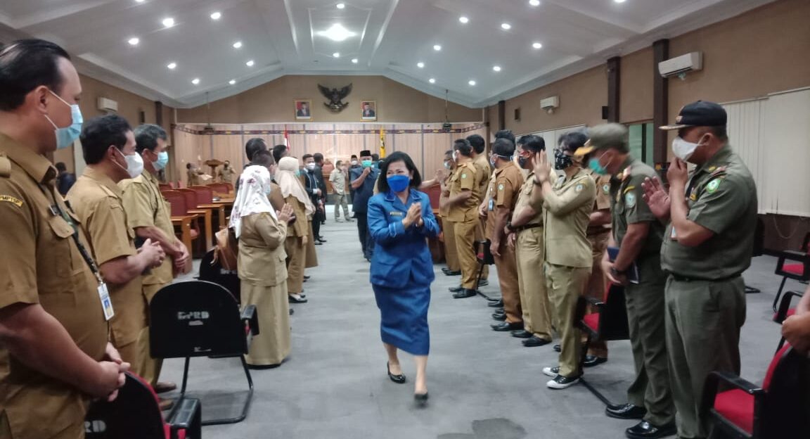 BERI SALAM: Ketua DPRD Kabupaten Kotim Dra.Rinie saat memberikan salam usai memimpin rapat paripurna, belum lama ini.