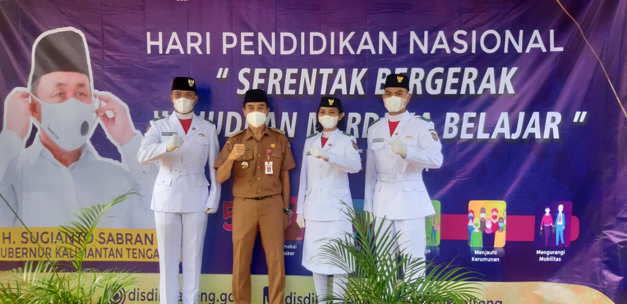 BERSINERGI: Plt Kepala Dinas Pendidikan Provinsi Kalteng, Syaifudi, usai melaksanakan peringatan hardiknas secara sederhana, Senin (3/5).