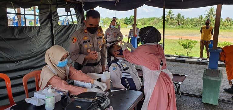 Personel Pos Penyekatan Kalteng-Kalsel