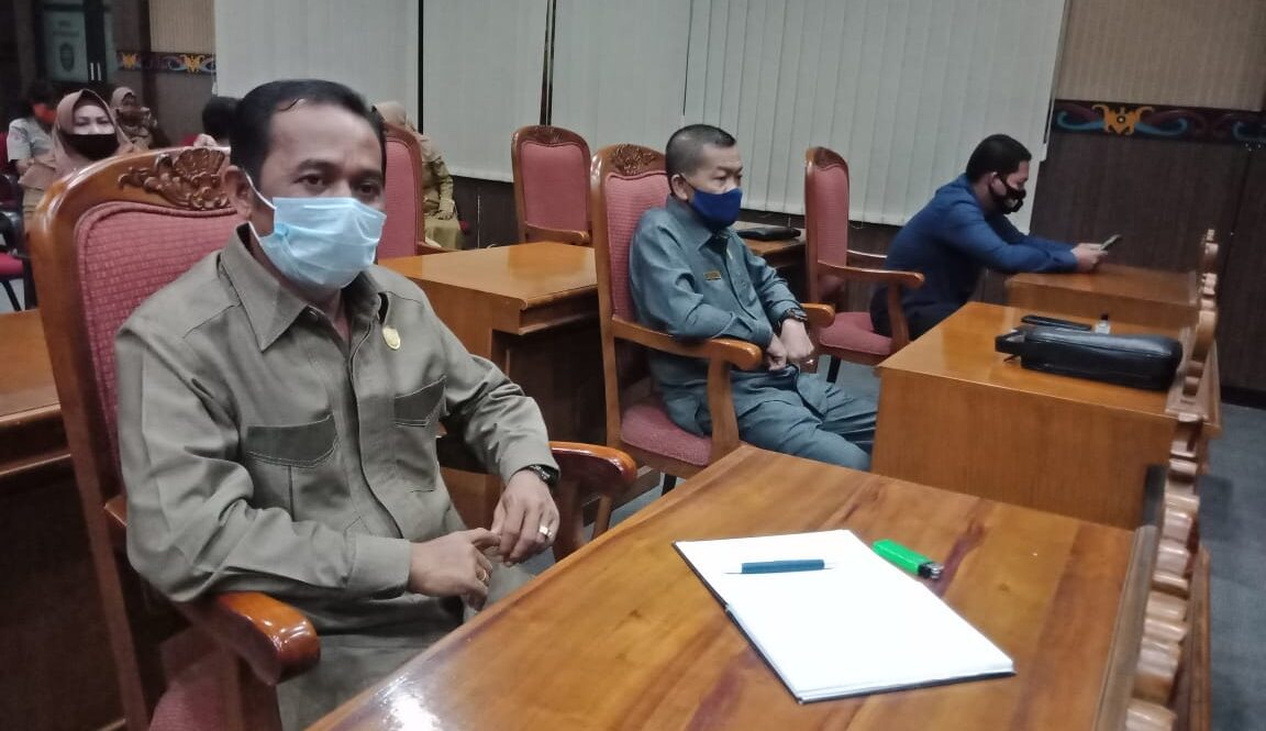 RAPAT: Sekertaris Komisi III DPRD Kabupaten Kotim H.Bardiansyah saat menghadiri rapat paripurna, belum lama ini.FOTO:BAHRI