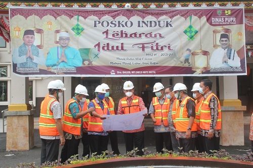 Kepala Dinas PUPR Kalteng H Shalahuddin saat melaksanakan pengawasan