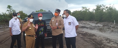 Gubernur Kalteng H Sugianto Sabran bersama Kadis PUPR Kalteng H Shalahuddin