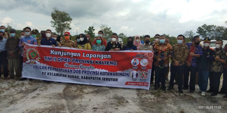 MENINJAU LOKASI : Kelompok Tim II Pembahasan DOB Kotawaringin DPRD Kalteng di dampingi Bupati Seruyan H Yulhaidir meninjau lokasi calon usulan Ibukota Provinsi Kotawaringin, Desa Pembuang Hulu II, Kecamatan Hanau, belum lama ini. FOTO:IST