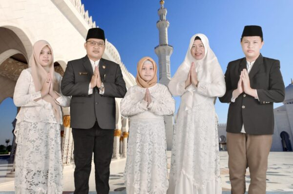 Anggota Komisi IV DPRD Kalteng Siswandi beserta Keluarga