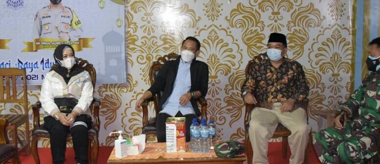 MENGUNJUNGI: Wali Kota Palangka Raya Fairid Naparin (tengah) saat mengunjungi pos polisi bundaran besar, beberapa waktu lalu.FOTO:PROKOM