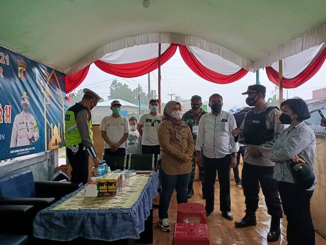 POS PENJAGAAN: Ketua DPRD Kabupaten Kotim Dra.Rinie (kanan) saat mengunjungi pos penjagaan