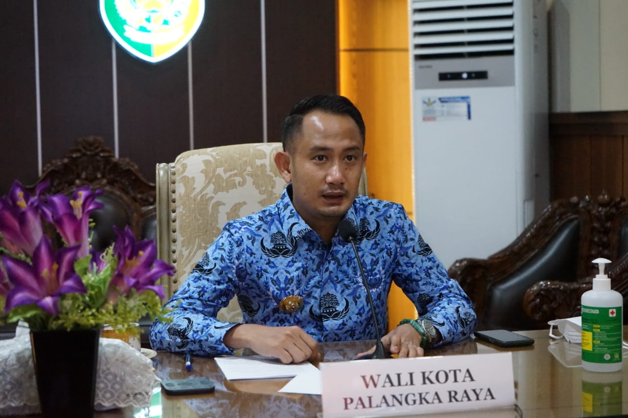 MEMIMPIN: Wali Kota Palangka Raya Fairid Naparin sangat memimpin kegiatan apel dan halal bihalal secara virtual di Rumah Jabatan Wali Kota Palangka Raya, Senin (17/5/2021).FOTO:PROKOM