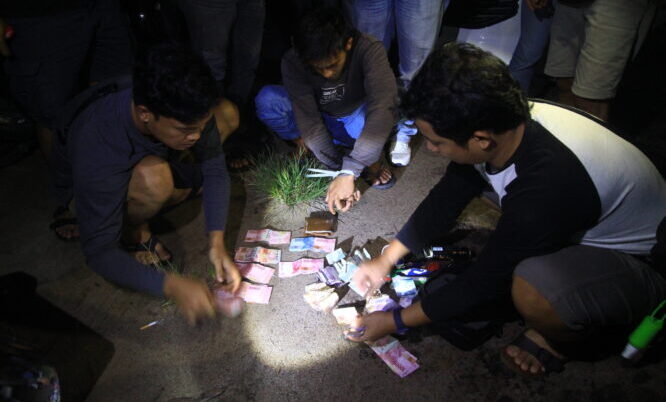 DITANGKAP: Stevan Kaharap (23) tersangka curat berhasil ditangkap tim gabungan Macan Kalteng di G Obos V, Selasa (18/5/2021).FOTO:DENAR/KALTENG POS