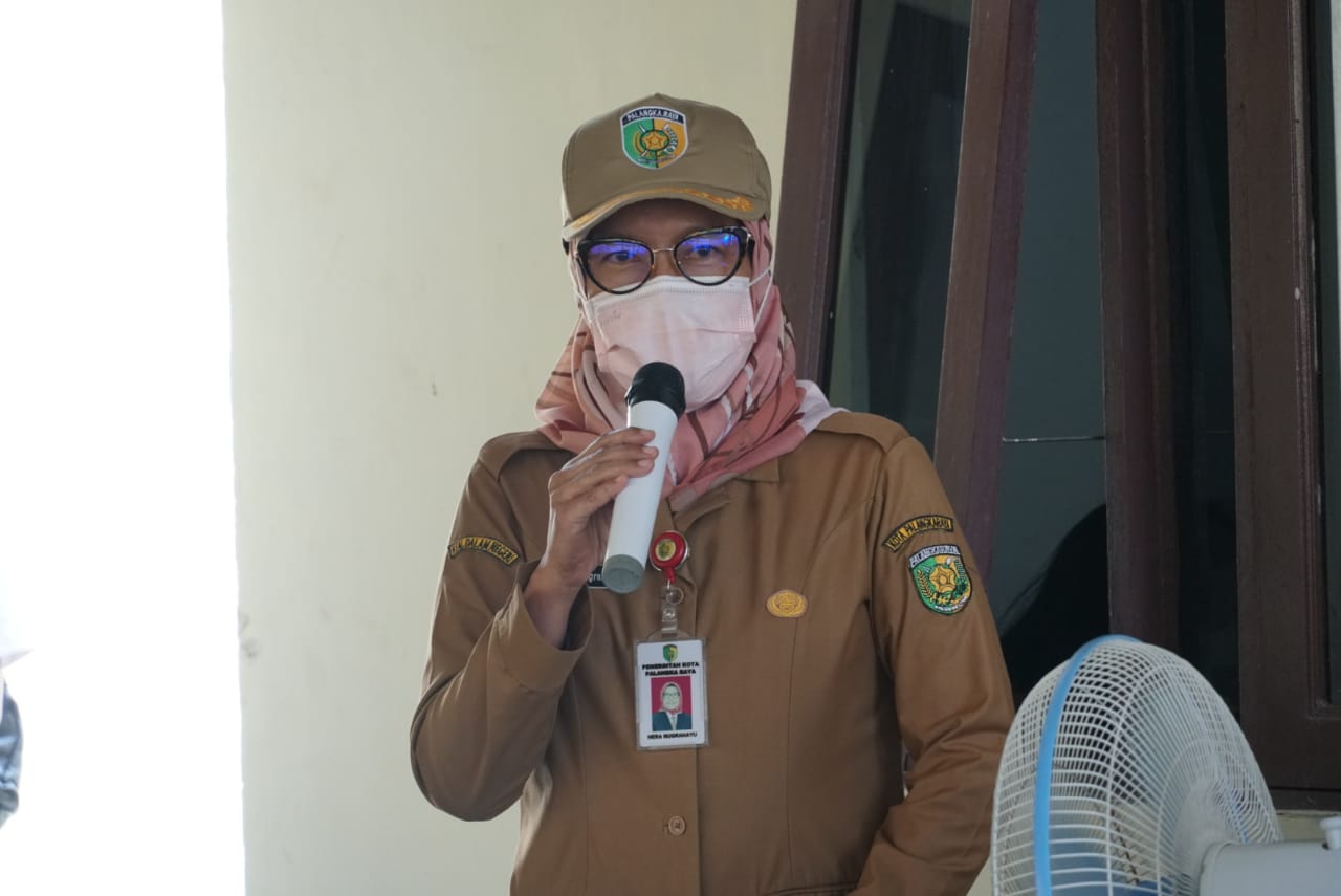 SAMBUTAN : Sekretaris Daerah Kota Palangka Raya Hera Nugrahayu saat memberikan sambutan dalam kegiatan rapat koordinasi di kantor penghubung Kecamatan Rakumpit Tjilik Riwut Kilo Meter 39, Selasa (18/5).FOTO:KOMINFO