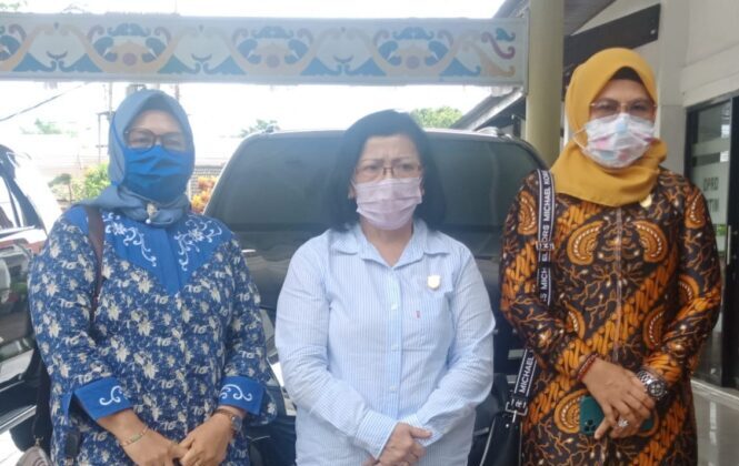 KEBERSAMAAN: Ketua Komisi II DPRD Kotim Hj.Darmawati (kanan) beserta Ketua DPRD Kotim Rinie dan Anggota Komisi II Hj Megawati di depan kantor DPRD, beberapa waktu lalu.FOTO:BAHRI/KALTENGPOS
