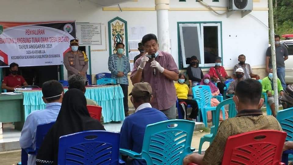 TINJAU: Wakil Bupati Sukamara, Ahmadi, memantau langsung jalannya vaksinasi bagi lansia di Kabupaten Sukamara, Sabtu (22/5). FOTO:HUMAS